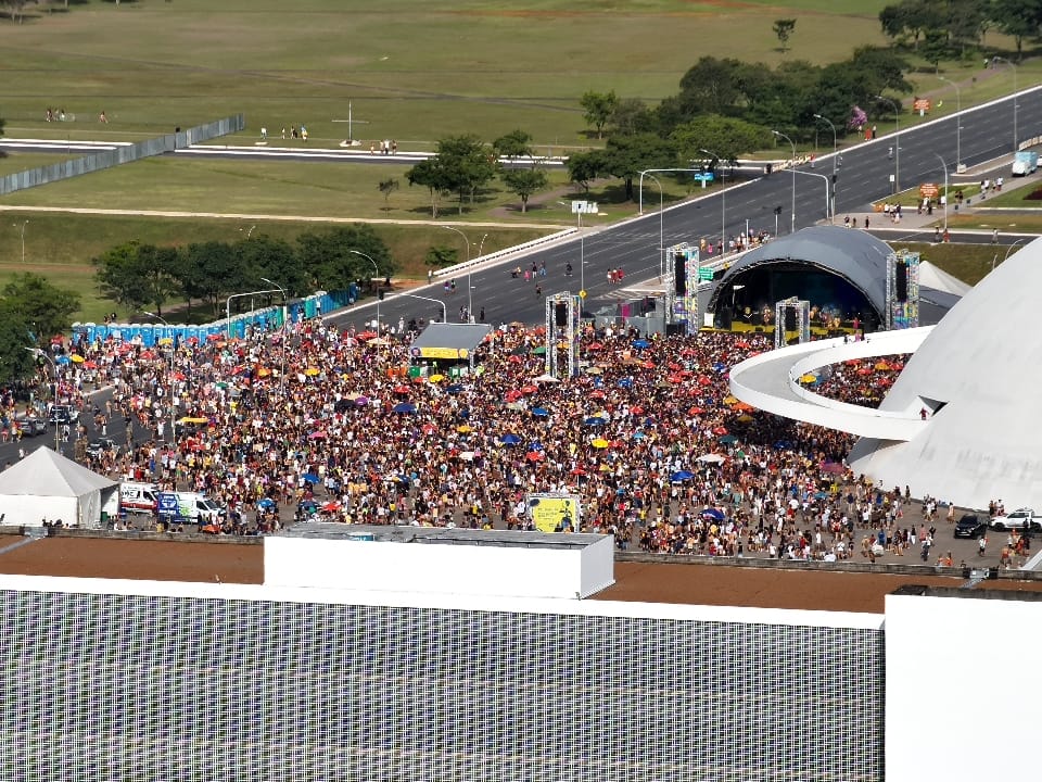 A DF Legal fiscaliza, nos blocos de Carnaval, o comércio irregular de ambulantes, que precisam ser licenciados e não podem comercializar produtos que possam causar acidentes, tais como garrafas de vidro e espetinhos