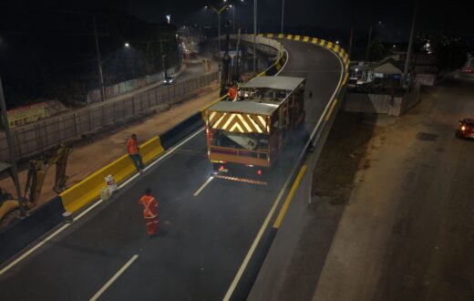 Prefeitura-de-Manaus-avanca-com-sinalizacao-da-alca-superior-do-viaduto-Passarao-durante-a-madrugada-5